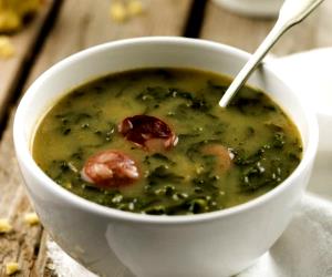 Quantas calorias em 1 Dose Sopa Verde?