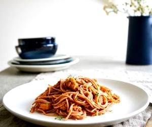 Quantas calorias em 1 Dose Spaghettini Cozido Em Vinho Tinto Com Carne Guisada?