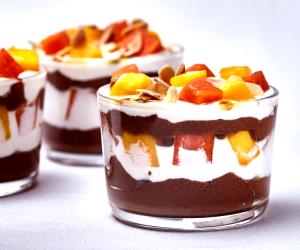 Quantas calorias em 1 Dose Trifle De Chocolate Com Mascarpone E Frutos Tropicais?