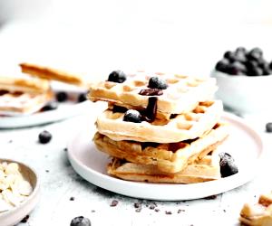 Quantas calorias em 1 Dose Waffles Vegan Com Molho De Chocolate?