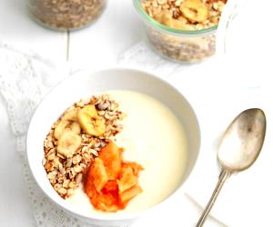 Quantas calorias em 1 Dose Iogurte Com Papaia E Laranja E Muesli Caseiro?