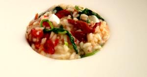 Quantas calorias em 1 embalagem (255 g) Risoto de Tomates Secos?