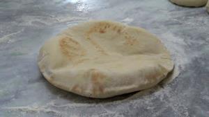 Quantas calorias em 1 Extra Grande (23 Cm) Pão Sírio?