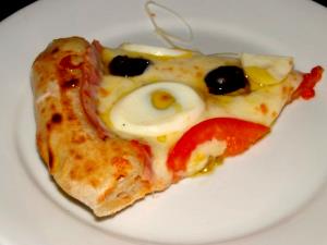 Quantas calorias em 1 fatia (100 ml) Pizza Portuguesa?