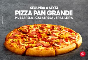 Quantas calorias em 1 fatia (104 g) Mussarela Pan Pizza (Média)?