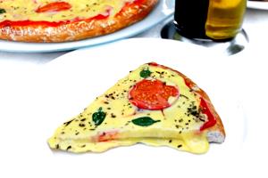 Quantas calorias em 1 fatia (108 g) Marguerita Artezanale Pizza (Média)?