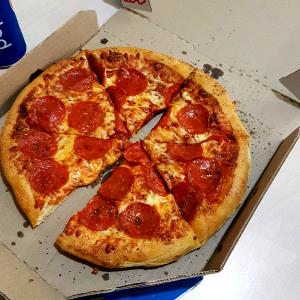 Quantas calorias em 1 Fatia (113,0 G) Pizza de pepperoni, Domino