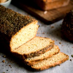 Quantas calorias em 1 fatia (25 g) Pão de Forma Azeite e Ervas?