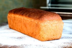 Quantas calorias em 1 fatia (50 g) Pão Batido?