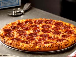 Quantas calorias em 1 fatia (76 g) Pepperoni Pan Pizza (Grande)?