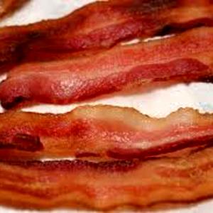 Quantas calorias em 1 Fatia (8,1 G) Bacon, assado?