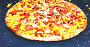 Quantas calorias em 1 fatia (86 g) Pizza Corn Bacon?
