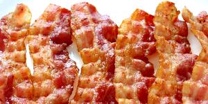 Quantas calorias em 1 Fatia (9,1 G) Bacon, cozido?