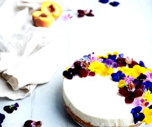 Quantas calorias em 1 Fatia Cheesecake De Pêssego Com Flores Comestíveis?