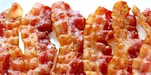 Quantas calorias em 1 Fatia, Crua Bacon (Curado, Frito, Cozido)?