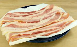 Quantas calorias em 1 Fatia, Crua Bacon (Curado, Microondas, Cozido)?