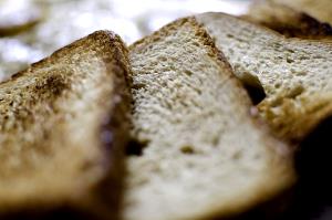 Quantas calorias em 1 Fatia Pequena Pão de Massa Azeda Torrado?