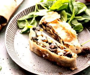 Quantas calorias em 1 Fatia Strudel De Cogumelos, Feta E Espinafres?