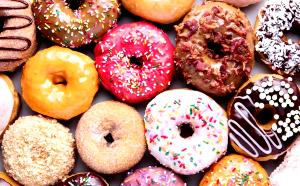 Quantas calorias em 1 Grande (Aprox 9 Cm De Diâmetro) Donuts Cobertos com Chocolate?