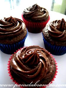 Quantas calorias em 1 Grande Cupcake de Chocolate com Cobertura Glacé ou Recheio?