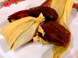 Quantas calorias em 1 İnteiro (142,0 G) Tamale de porco?