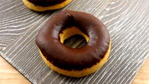 Quantas calorias em 1 İnteiro (18,0 G) Donut com cobertura de chocolate?