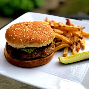 Quantas calorias em 1 İnteiro (28,0 G) Hambúrguer de peru, frito?