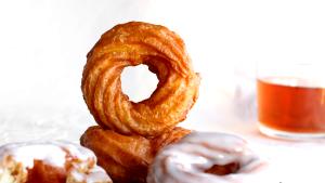 Quantas calorias em 1 İnteiro (41,0 G) Donut tipo cruller francês?