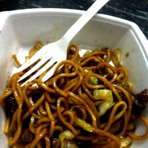 Quantas calorias em 1 İnteiro (604,0 G) Frango chow mein?