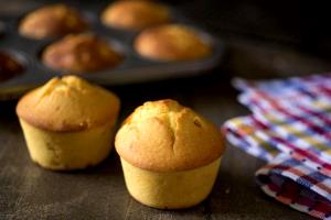 Quantas calorias em 1 İnteiro, Pequeno (17,0 G) Muffin de milho?