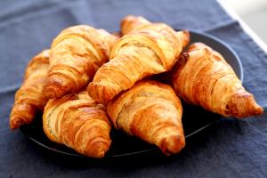 Quantas calorias em 1 İnteiro, Pequeno (28,0 G) Croissant de manteiga?