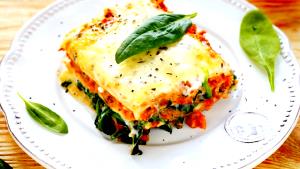 Quantas calorias em 1 Lasanha (Quadrado De 20 Cm) Lasagna com Carne e Espinafres?