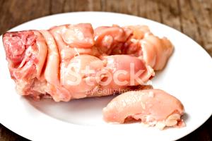 Quantas calorias em 1 Libras (453,6 G) Pés de porco, em conserva?