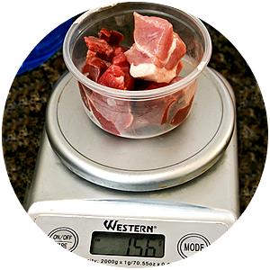 Quantas calorias em 1 Média (155 G, Com Ossos, Cru)(Produto Após Cozinhado, Ossos Removidos) Costeleta de Porco?
