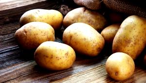 Quantas calorias em 1 Média (5,5 Cm De Diâmetro - 8 Cm De Diâmetro) Batatas Brancas (com Casca)?