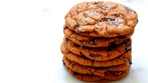 Quantas calorias em 1 Média (5,5 Cm De Diâmetro) Cookies com Pepitas de Chocolate (com Manteiga)?