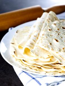 Quantas calorias em 1 Média (Aprox 15 Cm De Diâmetro) Tortilhas de Farinha?