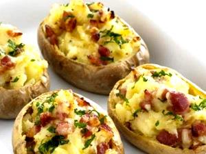 Quantas calorias em 1 Média Batata no Forno Recheada com Bacon e Queijo (Casca Consumida)?