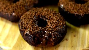 Quantas calorias em 1 Médio (Aprox 7 Cm De Diâmetro) Donuts Cobertos com Chocolate?