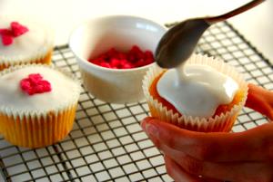 Quantas calorias em 1 Médio Cupcake com Cobertura Glacé ou Recheio (sem Chocolate)?