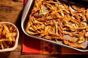 Quantas calorias em 1 Oz Cascas de Batata no Forno?