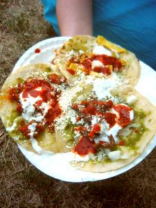 Quantas calorias em 1 Oz Chalupa com Feijões, Queijo, Alface e Tomate?