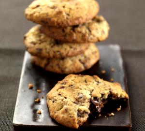 Quantas calorias em 1 Oz Cookie com Pepitas de Chocolate (Receita Caseira ou Comprado)?