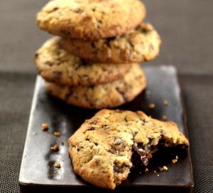 Quantas calorias em 1 Oz Cookies com Pepitas de Chocolate (com Manteiga)?