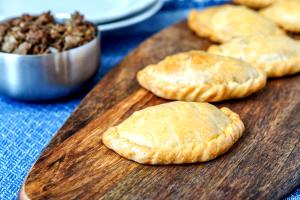 Quantas calorias em 1 Oz Empanada de Carne?