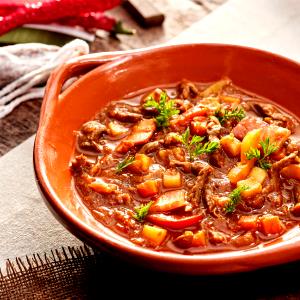 Quantas calorias em 1 Oz Goulash de Carne de Vaca com Miojo?