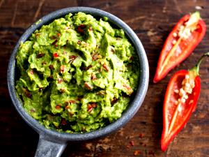 Quantas calorias em 1 Oz Guacamole com Tomates e Pimentas Chili?