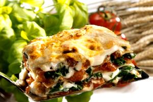 Quantas calorias em 1 Oz Lasagna com Carne e Espinafres?