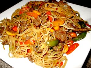 Quantas calorias em 1 Oz Lo Mein de Carne de Vaca?