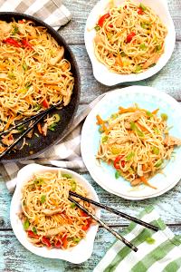 Quantas calorias em 1 Oz Lo Mein de Frango?